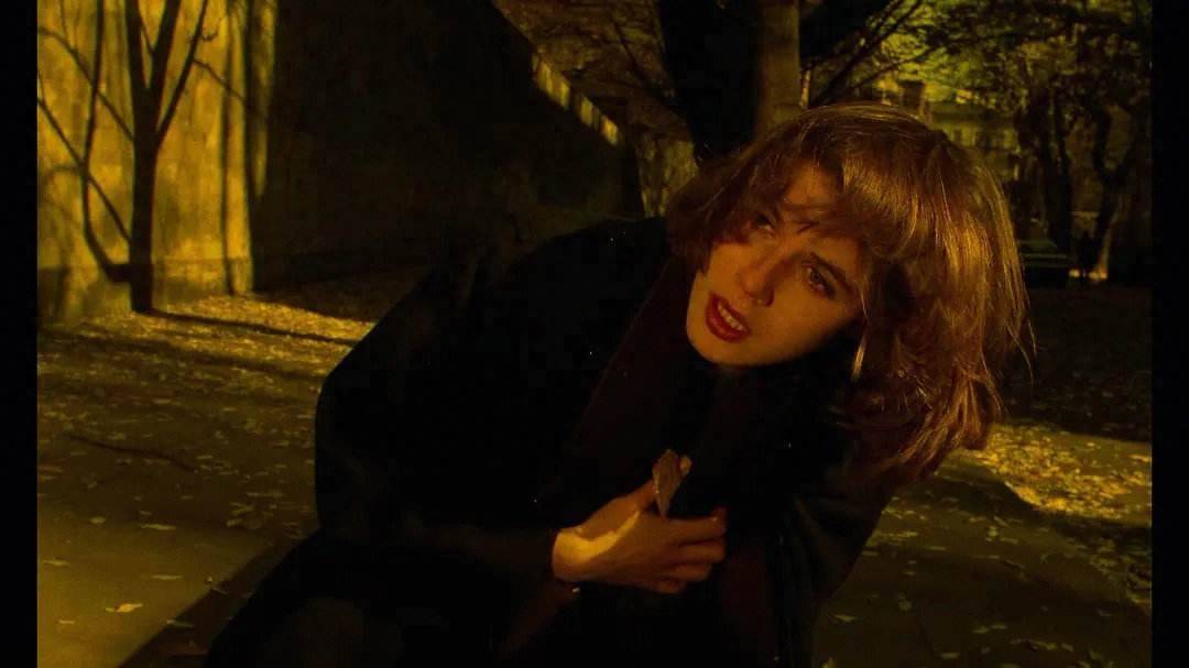 维罗妮卡独自探索事件发生的结果,种族和思想碰撞,调查就此展开