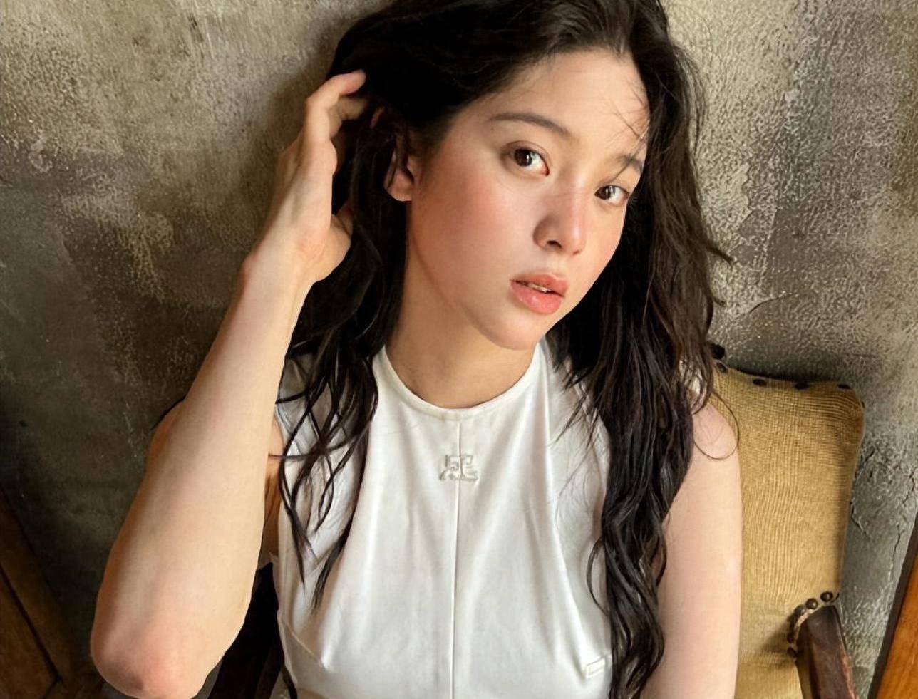 欧阳娜娜国外晒出游照,穿白吊带上围露副乳,评论区骂声一片_身体_社会