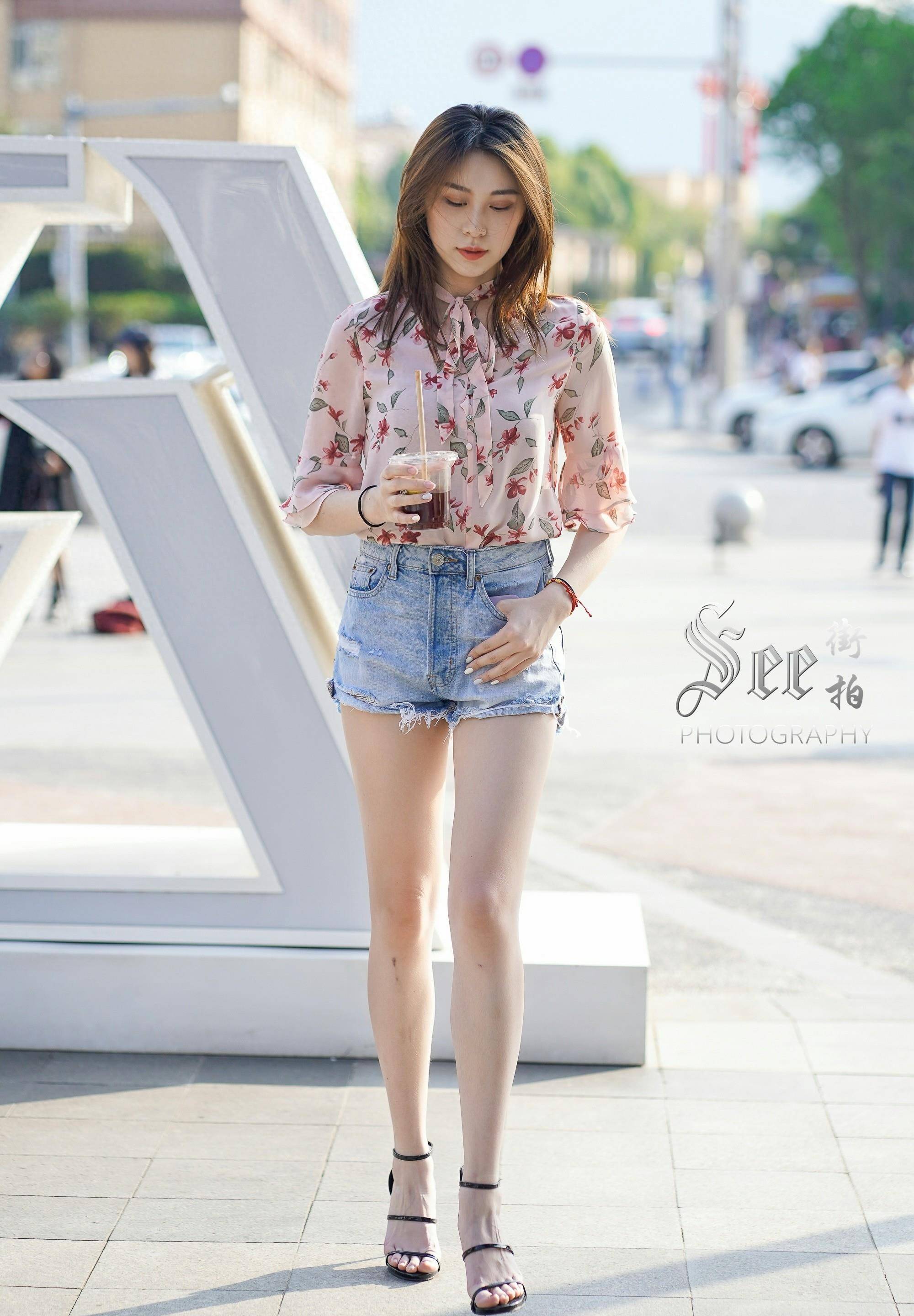 街拍:身材高挑的美女展现独特的时尚风格_都能_造型_比例