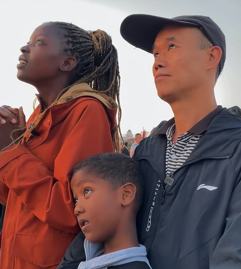 中途嬉笑打闹遭人围观,吴子安毫无自豪感_吴建云_rose_天安门