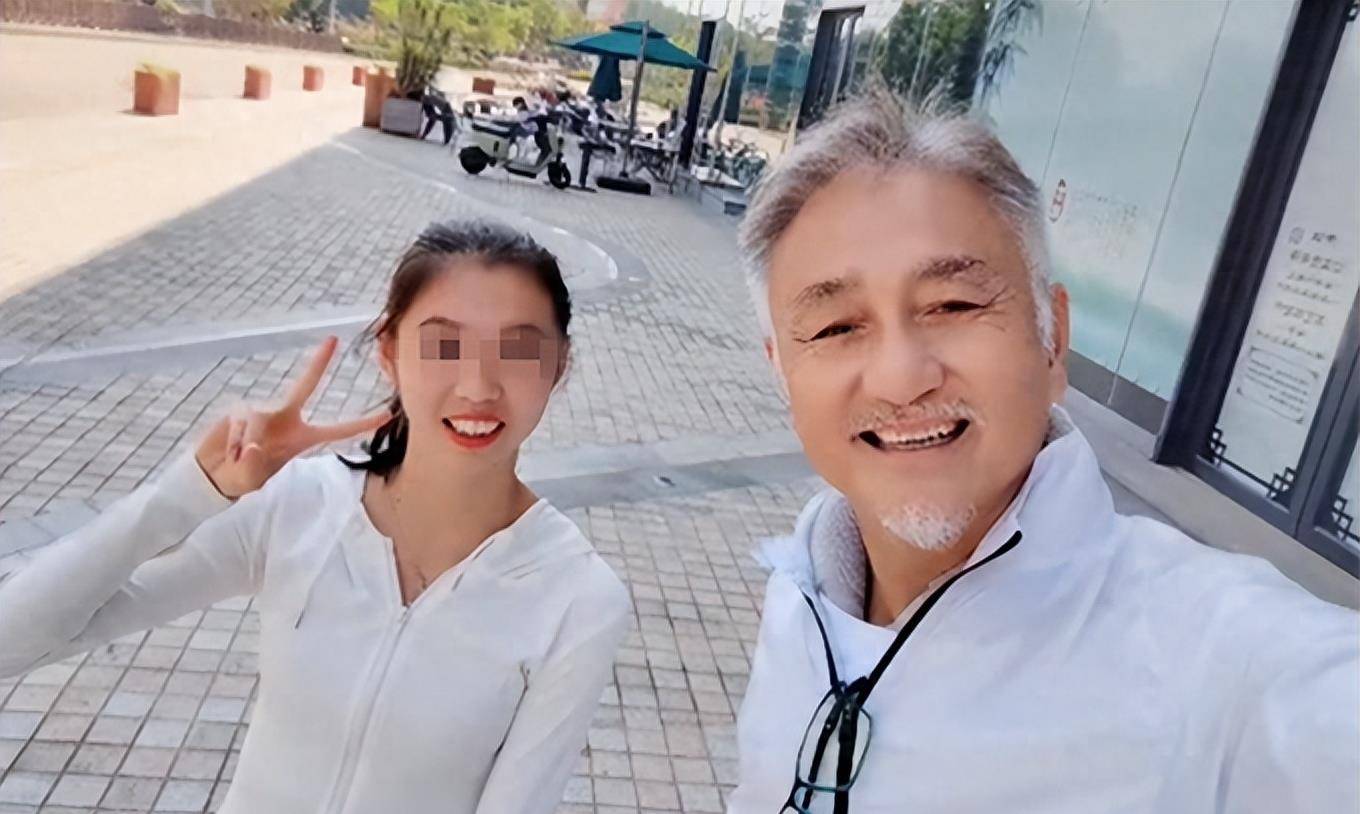 tvb男星做检查被偶遇,与女子手牵手太恩爱,20年前已在广州买房_吴岱融