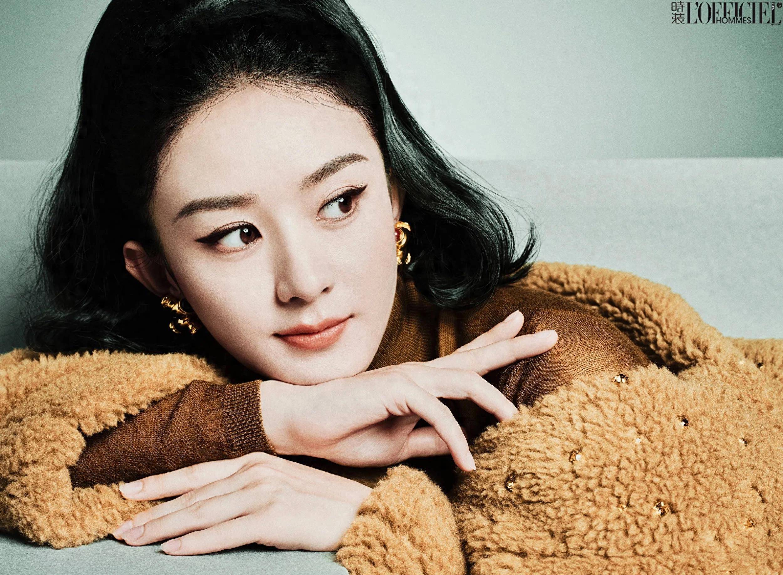 赵丽颖《时装男士》王牌封面,筒裙秀美腿,赫本般的复古风再现_黑色