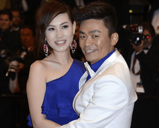 王宝强携女友参加聚会,冯清身材高挑皮肤白皙,开250w豪车太抢眼_肌肤