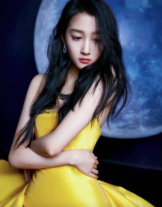 动态中的第一张照片是关晓彤上半身出镜的照片,她身后的背景是一个