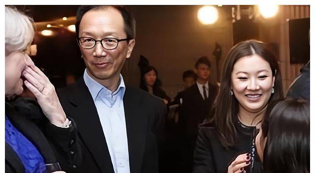 然而,男人的心总是漂的,陈慧珊苦苦等候,却等来梁锦松表白伏明霞的