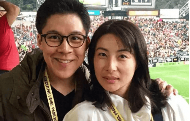 郭晶晶登台演讲疑露怯,含胸驼背摇头晃脑似傻大姐,疑撞脸董明珠_豪门