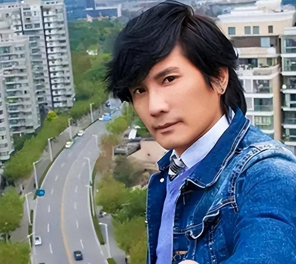 56岁包小柏中年丧女受访,将女儿骨灰制成项链,每日佩戴悲观厌世_父亲