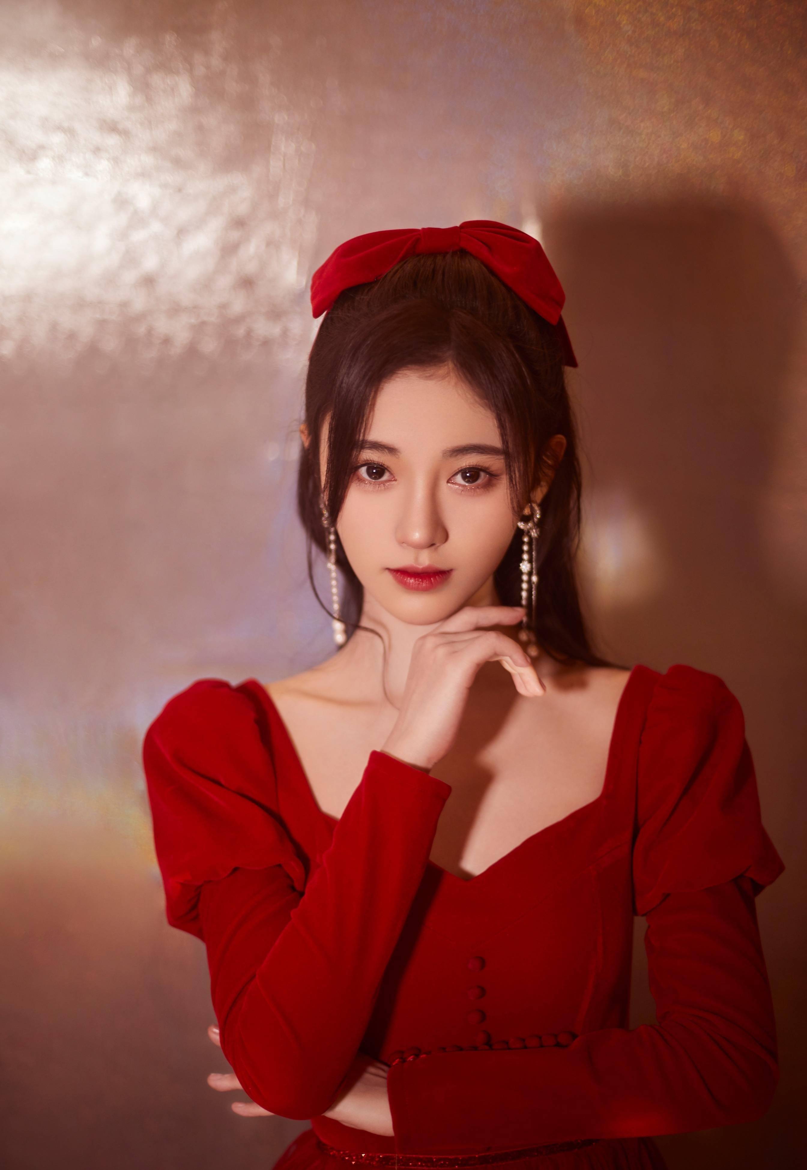 港风鞠婧祎上线,穿丝绒裙上演眼神杀,"四千年美女"实至名归!