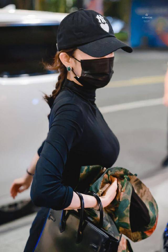杨幂机场全黑造型酷辣十足 美背纤瘦身材优越夺目_时尚_女性_流量