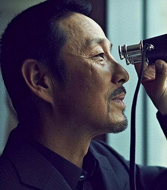 偶遇68岁的陈道明,穿着500元的丝绸t恤,头发和胡子都全白了_变化_时间