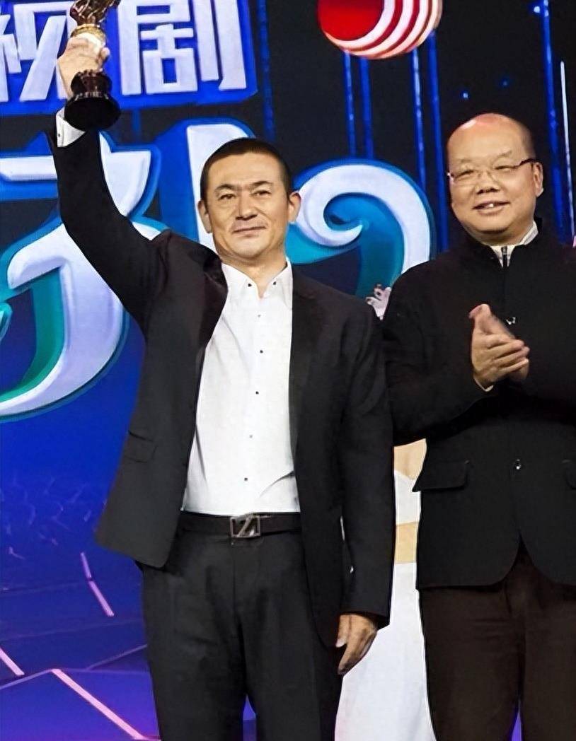 在一次去探望父亲的过程中,李洪涛邂逅了他的女子王红蕾.