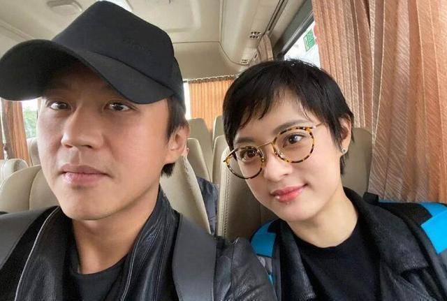 孙俪短发造型又出新花样,和邓超低调做公益,牛奶肌诱人哪像快40_靳东