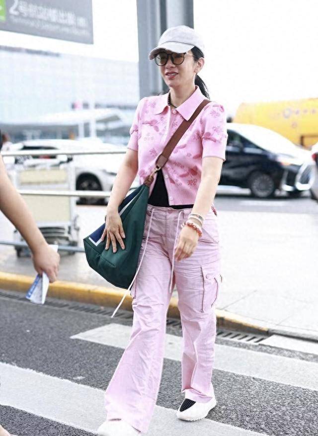 黄奕机场时尚风暴来袭,少女感十足的她,走路带风吸睛!_粉色_颜色_显得