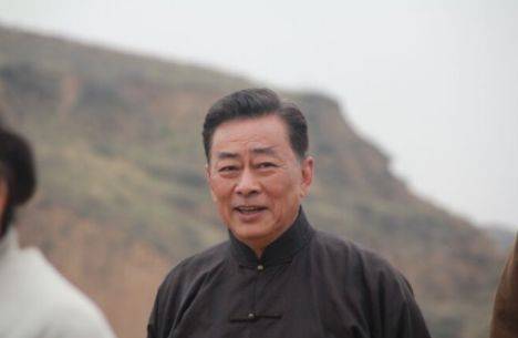 生活的美满让王诗槐有更多的创作激情,在话剧,影视剧中也开始了老戏骨