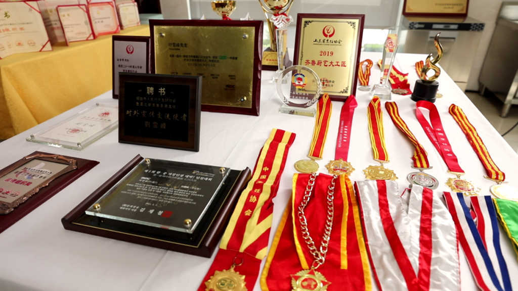 大师""山东省劳动模范""山东省技术能手"等几十项荣誉,面对一块块奖牌