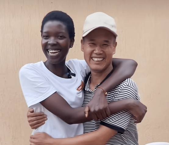 rose归国后全家看升旗,中途嬉笑打闹被嘲不严肃,吴子安毫无自豪感