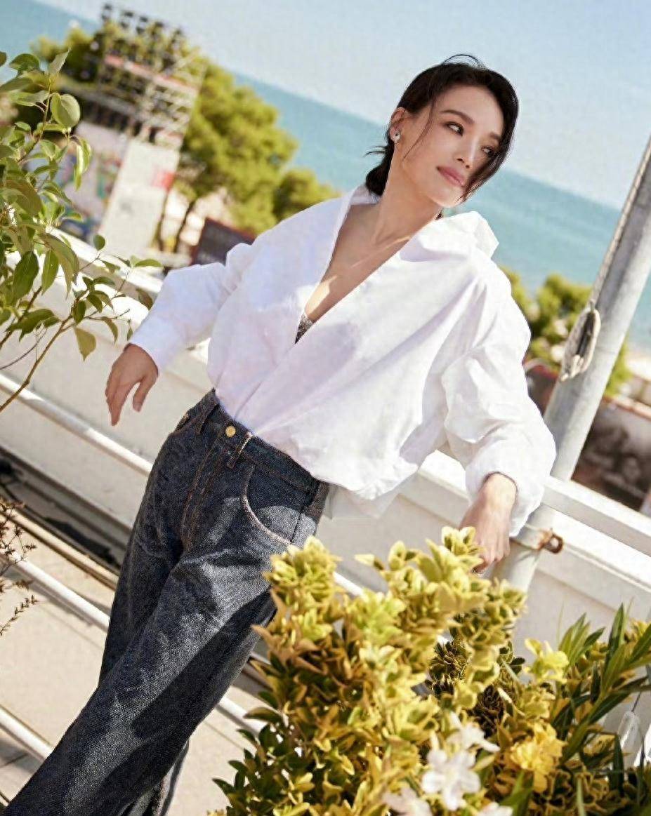 女明星穿得真好,舒淇在威尼斯_牛仔裤_黑色_时尚