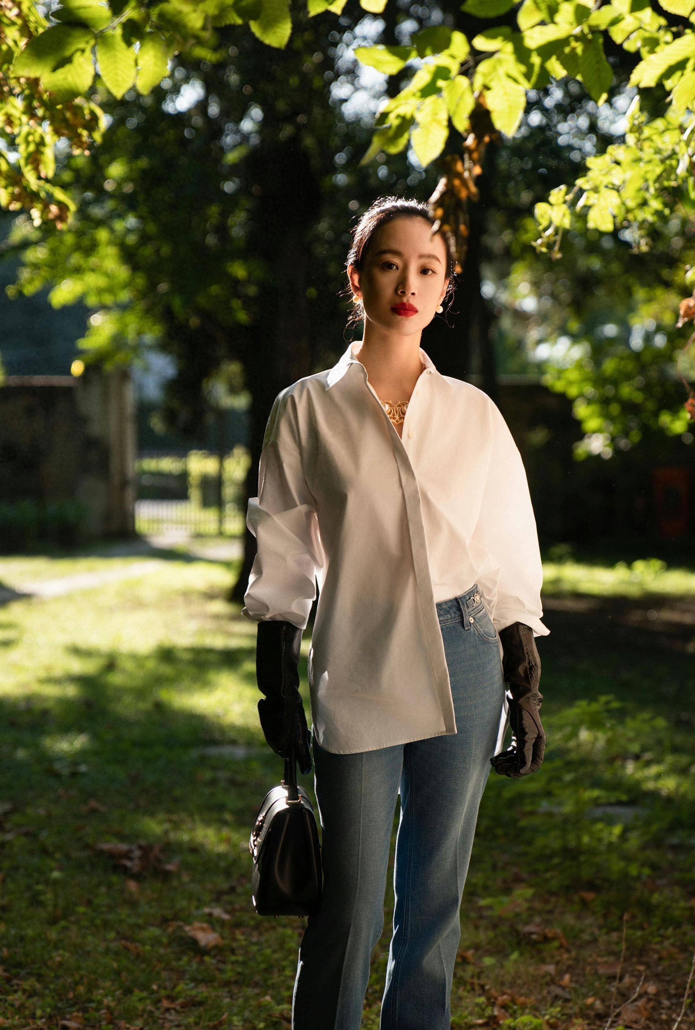 但她还巧妙地用了一双闪亮的黑色皮手套来强调她的个性,增添了一丝酷