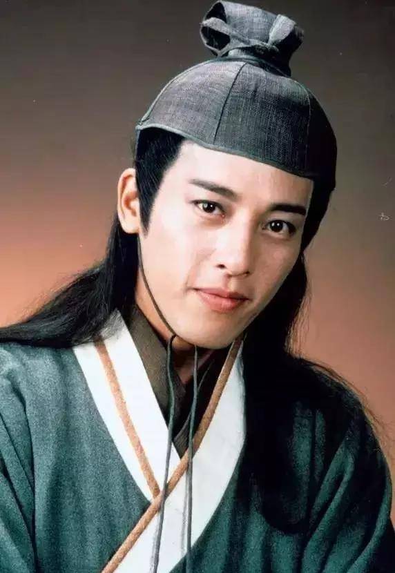 而演过令狐冲的众多明星中,周润发过于谦谦君子,李连杰逊于英气逼人