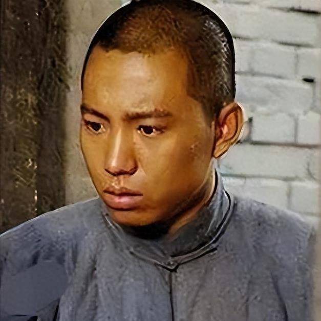 扮演主席的谷智鑫34岁被马踩，变身废人，怀孕8年的老婆在他身上拉屎撒尿