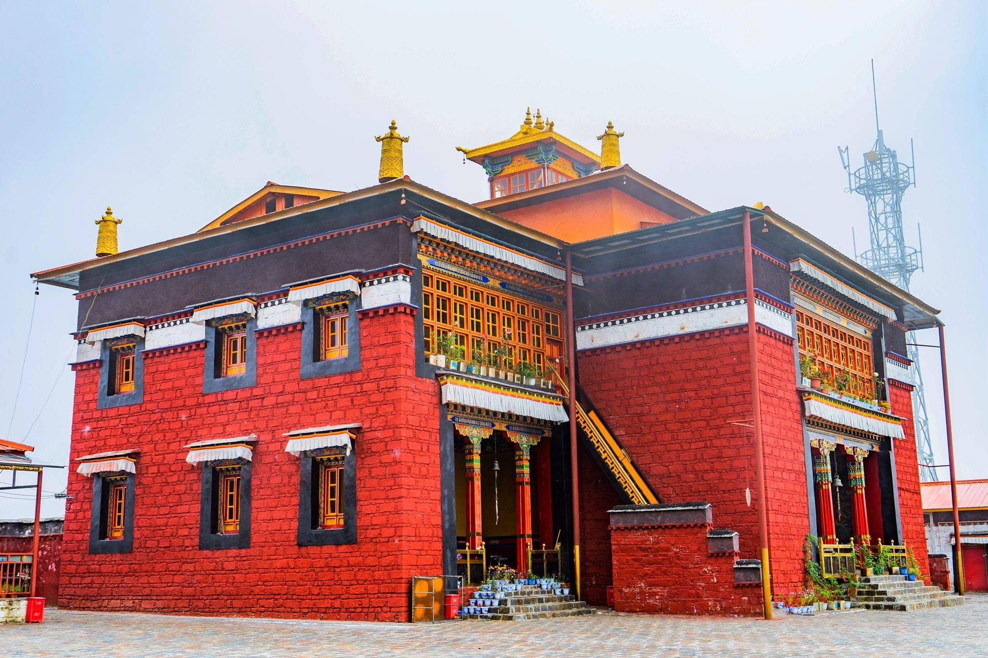 中印边境上的寺院,位于半山腰之中,充满神秘