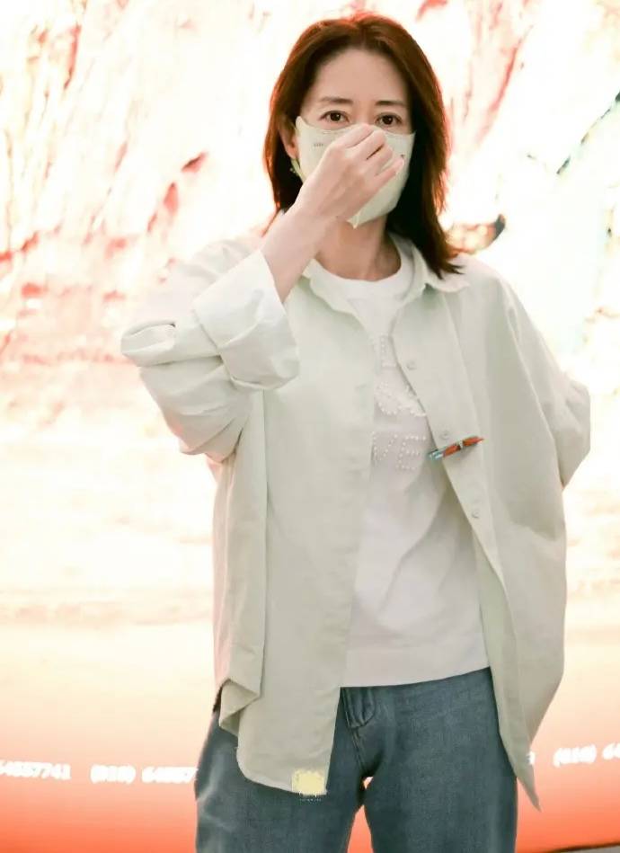 刘敏涛走机场穿得很休闲,素颜的状态也不显老_衬衫_穿着_浅绿色