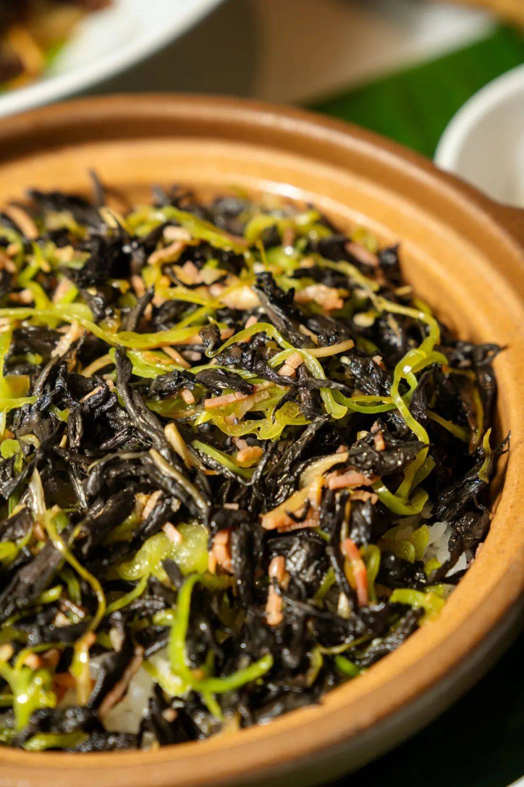 黑牛肝菌的肉质饱满和大蒜一起炒格外香