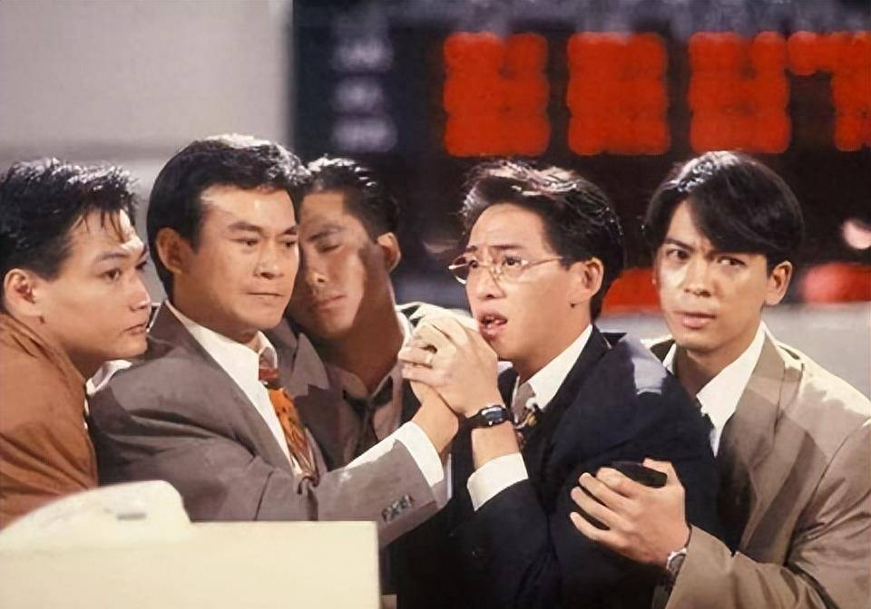 更厉害的是在1997年,郑少秋主演《江湖奇侠传》播出后,香港股市跌破