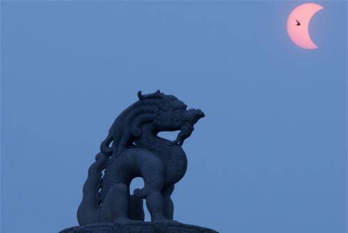 底座呈方形,是莲花座或须弥座,上面雕刻有龙的图案,蟠龙柱上雕刻一只