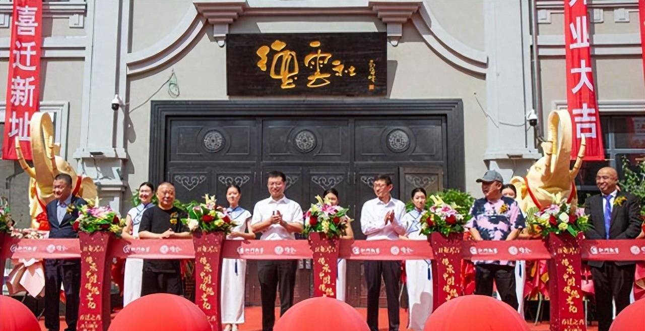 德云社郭德纲发文,晒在国外的自拍照,却被身后的农场抢镜_演出_专场