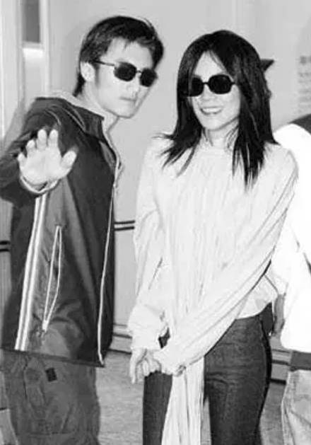 54岁王菲挺大肚赴京为男友庆生,谢霆锋回应:我没有新孩子_感情_社会