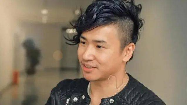 现身街头,抱柱子打电话女友人劝解,走路踉跄险撞车_妻子_罗志祥_恋情