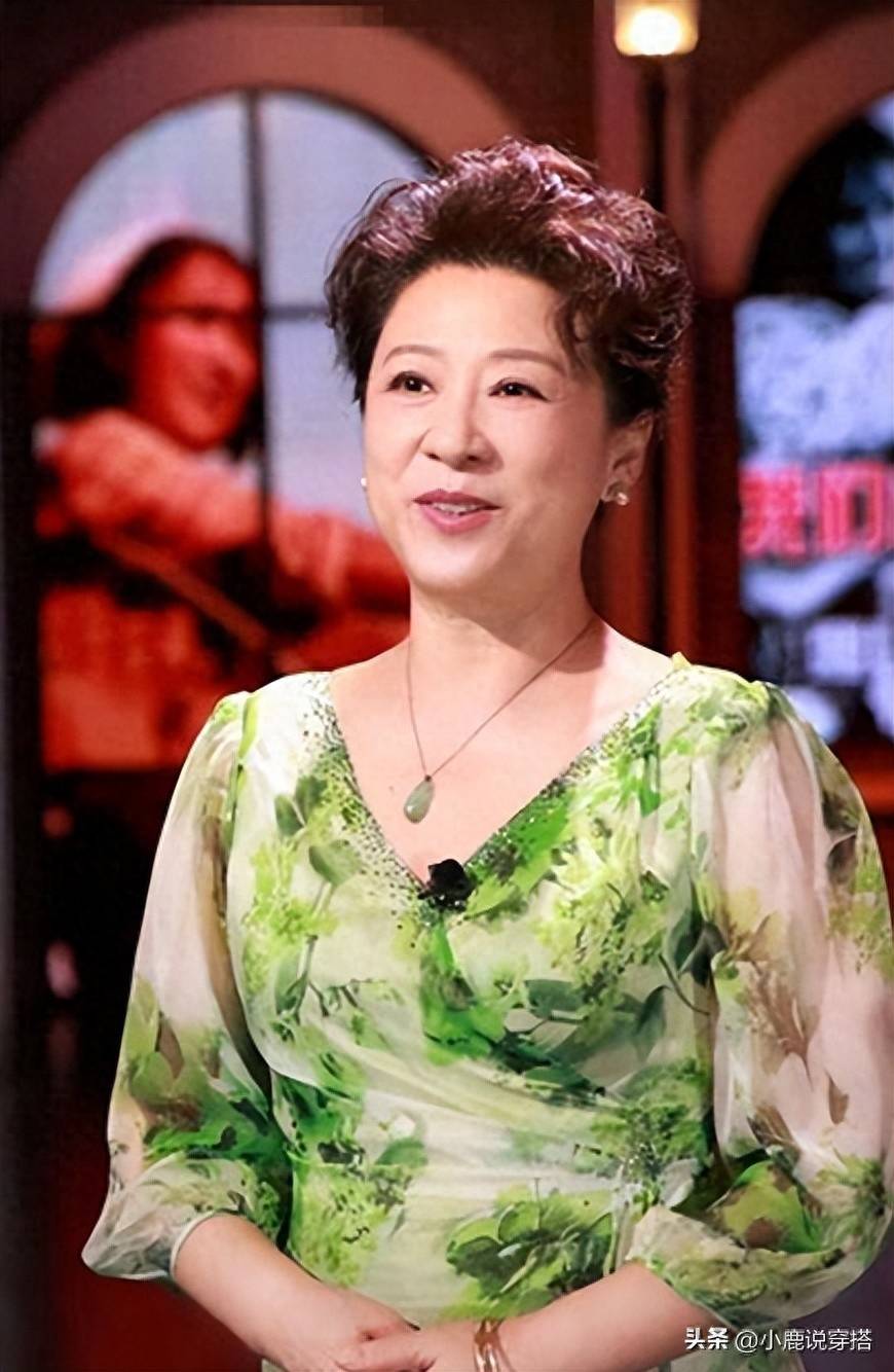 王馥荔实力捍卫自然美!73岁穿粉衣配仔裤状态堪比00后_时尚_整体_粉色