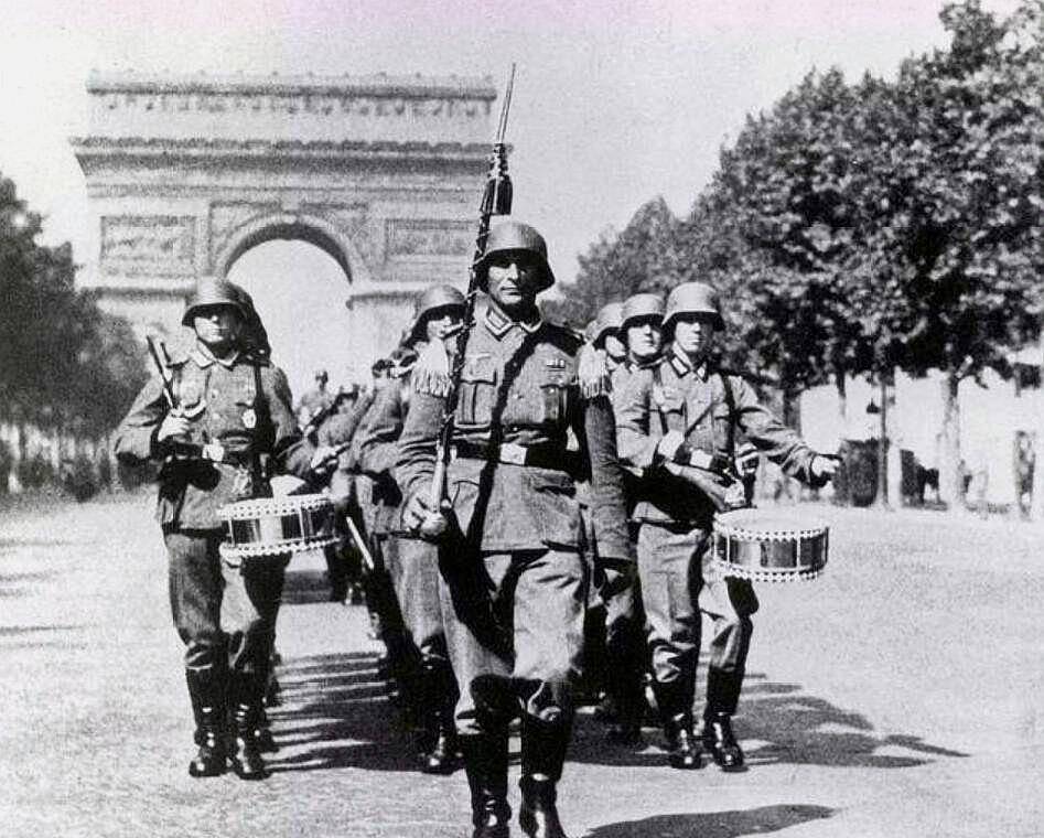 图中为德军在巴黎举办的盛大阅兵仪式,隆重至极.