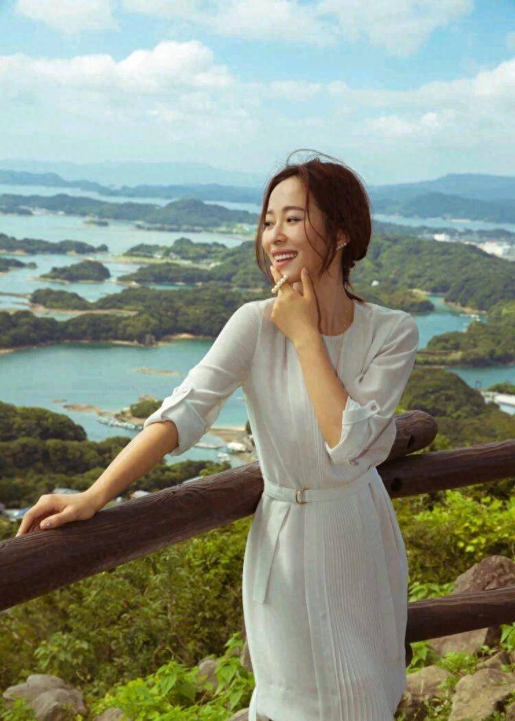 凭借这部剧,江一燕真正走红,成为了一位年轻的艺术女性.