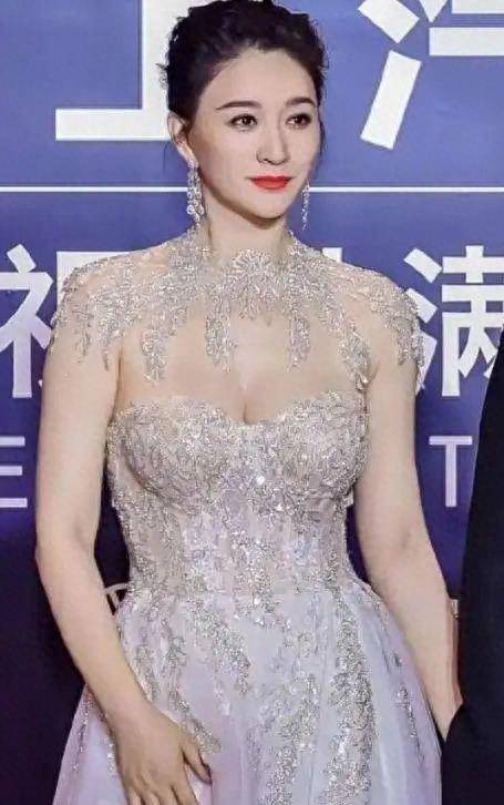 李小冉的魅力岁月:47岁的蜜桃身材,让人惊叹的写真_时尚_风格_选择了