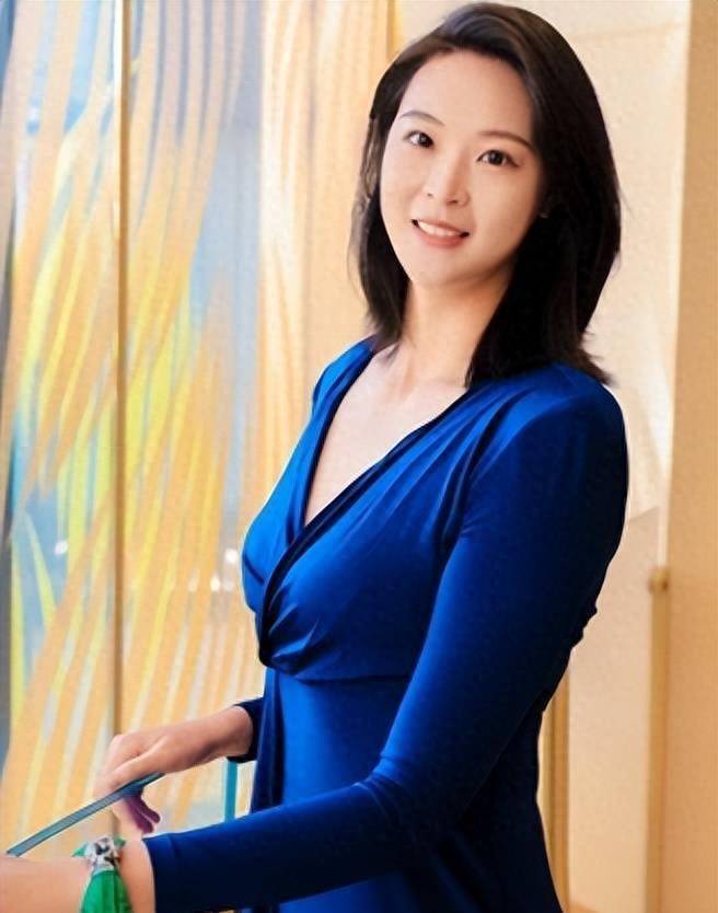 分享的照片中,展现出优雅自信的女性形象.他就是惠若琪,32岁.