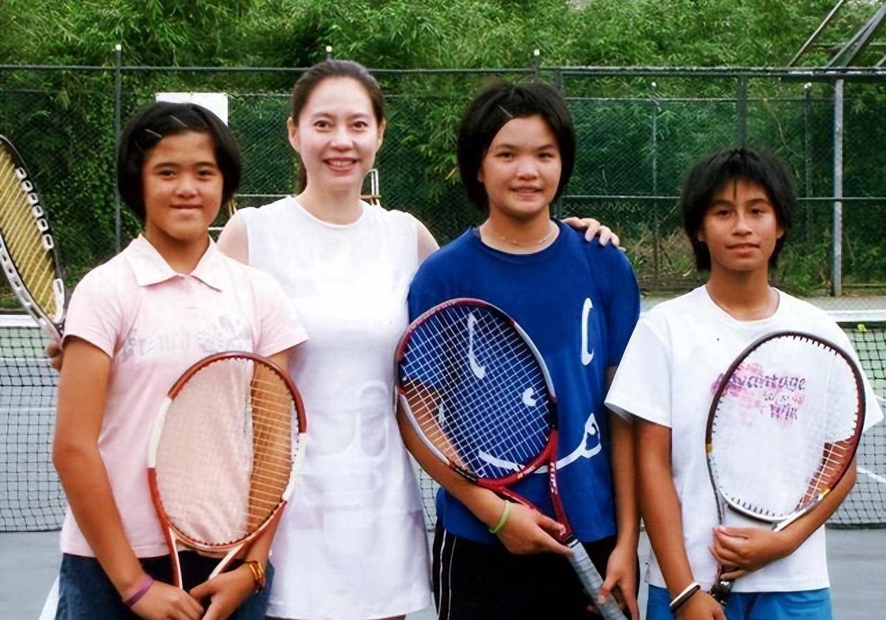 胡娜:前全国网球女单冠军,比赛期间叛逃美国,晚年回国卖画捞金_沈建球