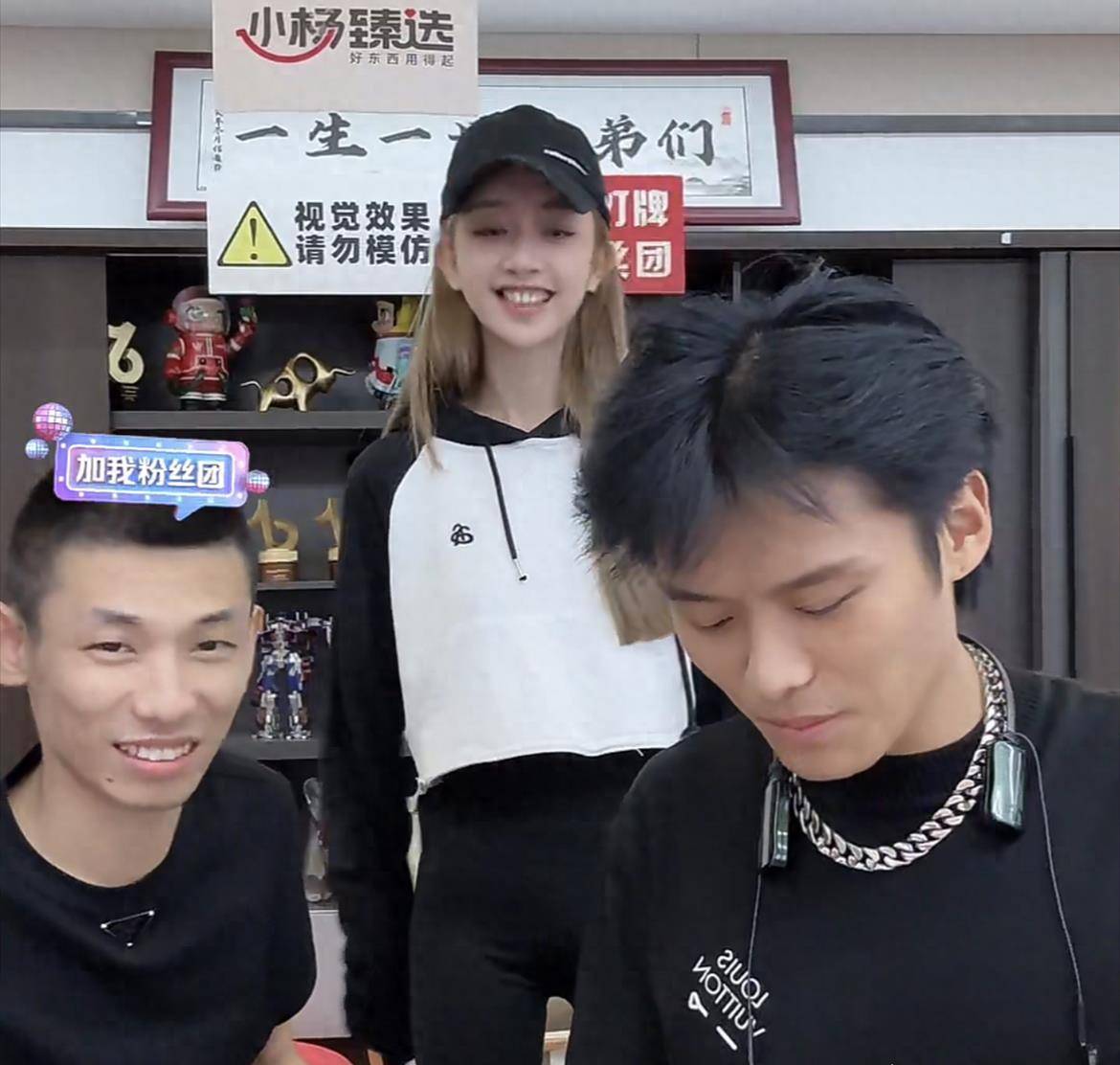 网红卓仕琳疑成为小杨哥五徒弟!三度现身出镜间,穿瑜伽裤跳热舞