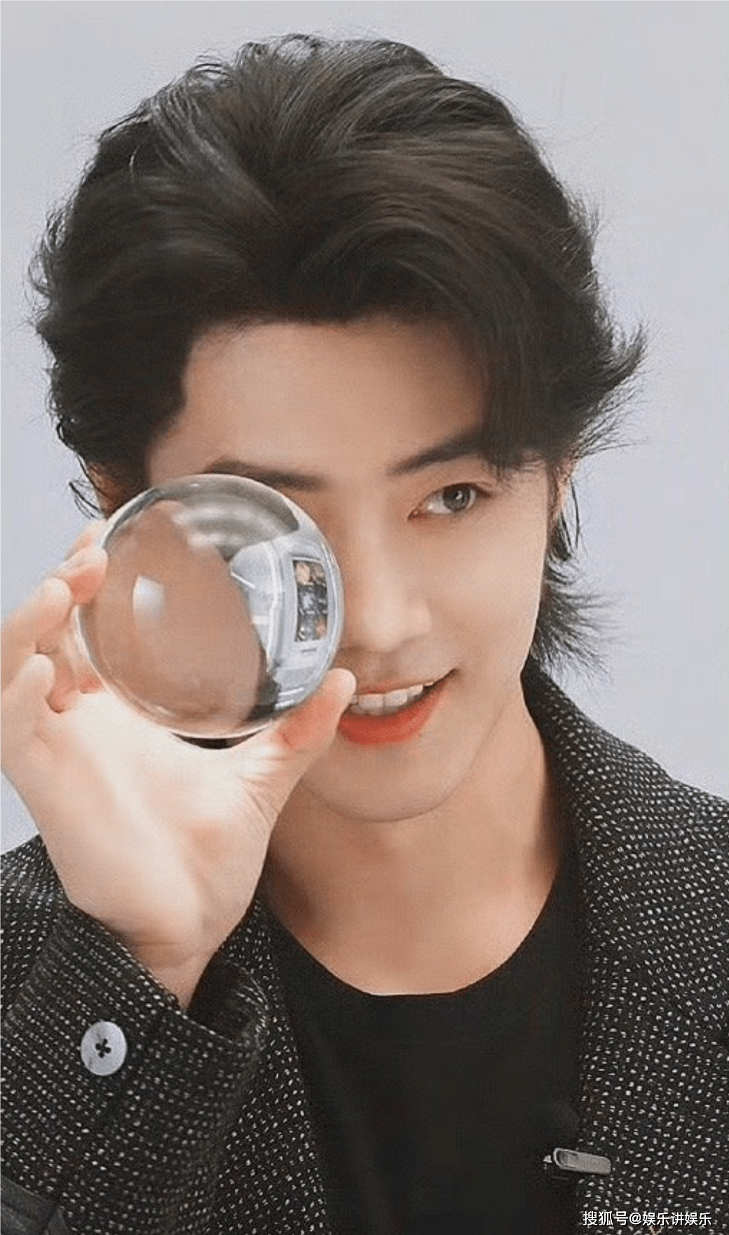 肖战全黑造型出场,宽肩窄腰大长腿,这身材管理也太绝了吧!