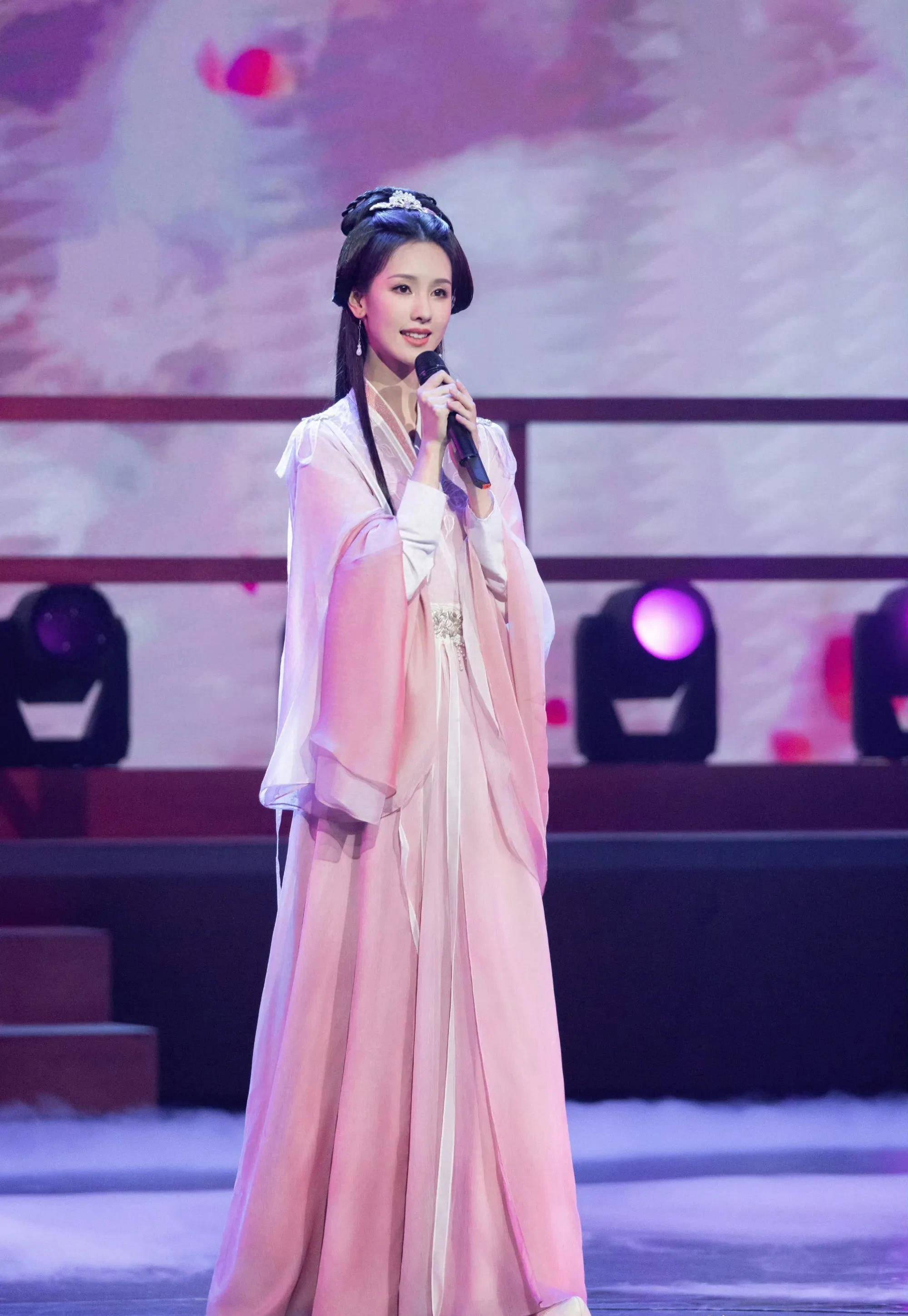 陈都灵莲花楼演唱会上百分百还原了剧中乔婉娩的妆造,好美~_古装_观众