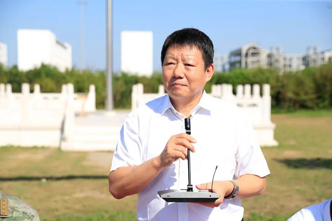 淮滨高中党委书记,校长李明代表学校对2023级新生军训进行动员.