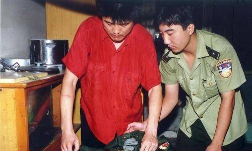 白宝山结识了一名谢姓女子,二人共同作案,在1997年时又找上了曾经的狱