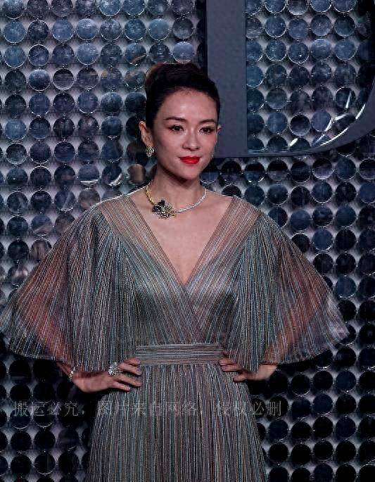 女团明星刘雨昕,孟美岐以及年轻偶像王俊凯与奶茶妹妹章泽天以及曾经