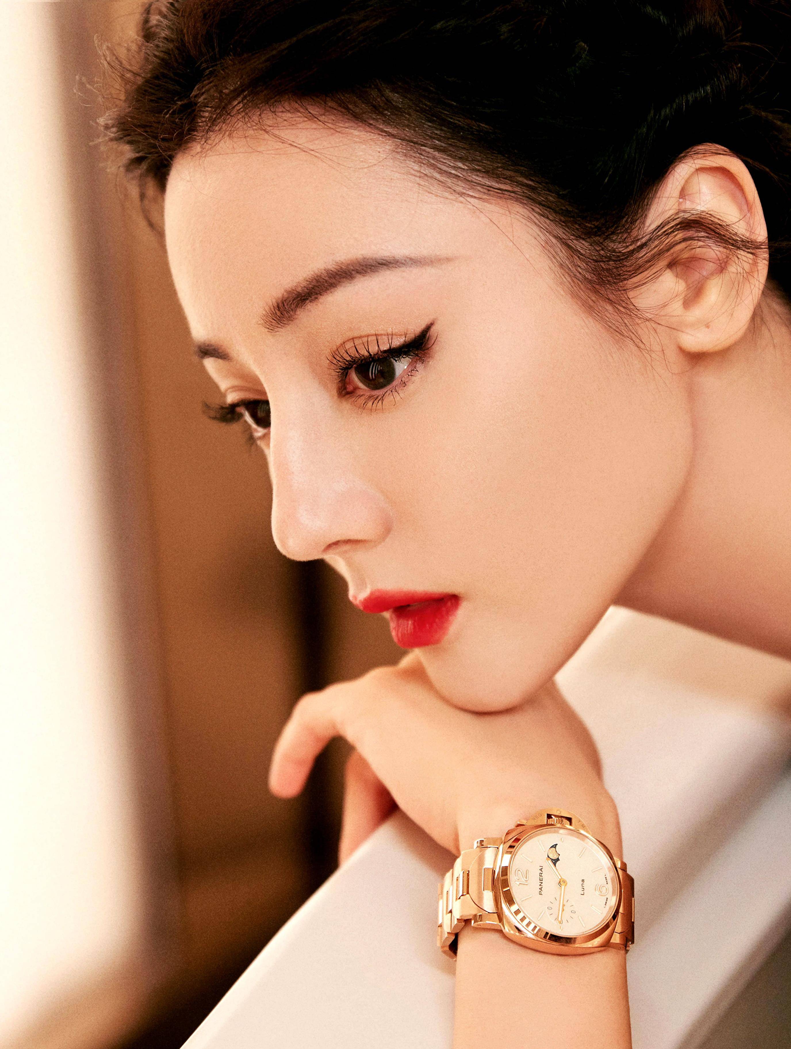 迪丽热巴太火了!抹胸高裙秀出完美身材,迷人又性感_灯光_显得_连衣裙