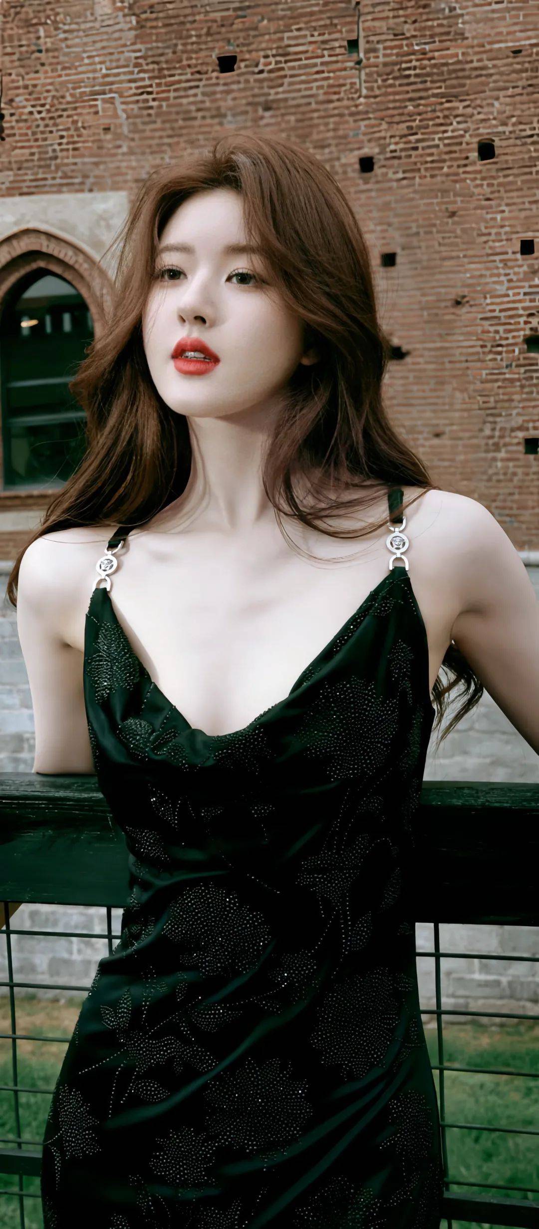 【赵露思性感写真美图】黑色吊带裙,明艳绝美,惊艳米兰时装周_时尚