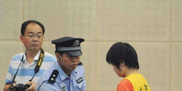 当年,河南18岁少女残害父母,在庭审现场才知自己并非亲生女儿_齐萍萍