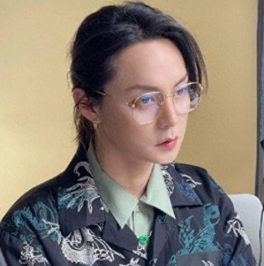 本以为漂亮成功后的尹正,会恢复曾经的颜值巅峰,谁知他的长相竟没怎么