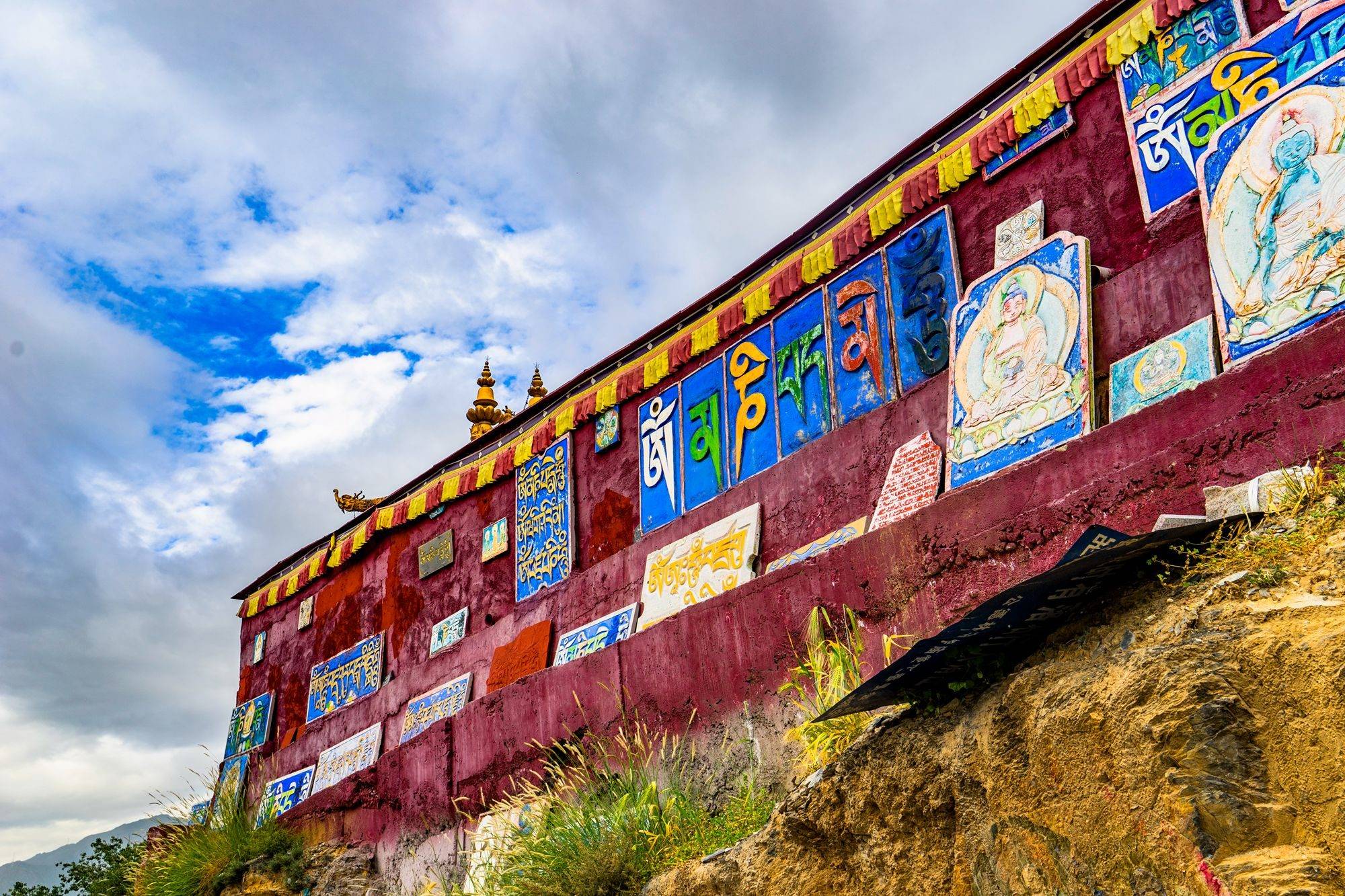 西藏药王山千佛崖,一座石窟艺术宝库,是拉萨旅游一处小众打卡地_信仰