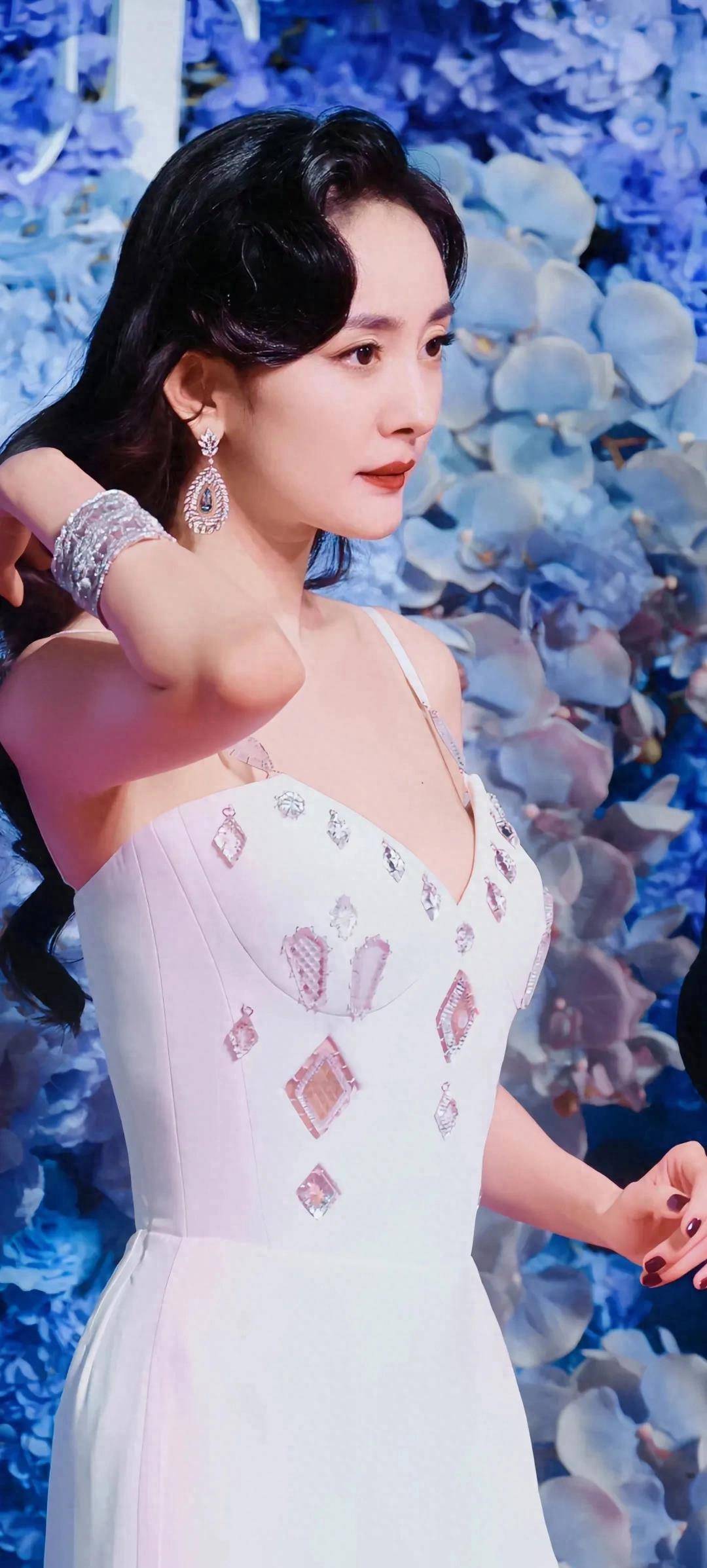 杨幂美照,复古白色吊带裙,优雅高贵_连衣裙_设计_耳环